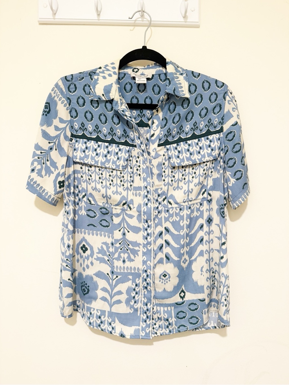 Rachel Zoe Blue and White Patterned Short Sleeve Button Down Shirt